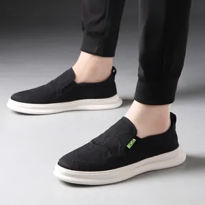 Lässige schwarze Slipper für Herren aus Mesh-Gewebe mit schickem Steppmuster