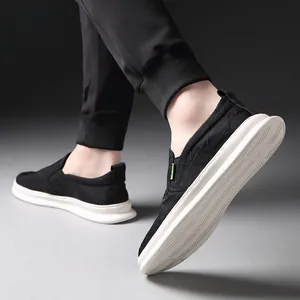 Stilvolle schwarze Mesh-Slipper für Herren mit bequemer weicher weißer Sohle.