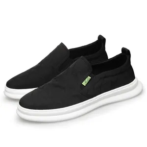 Trendige schwarze Mesh-Loafer für Herren mit leichter weicher Sohle und geometrischem Muster.