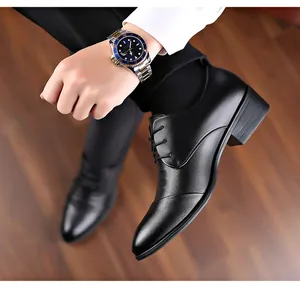 Vista dettagliata delle scarpe rialzate da uomo in pelle nera con eleganti stringhe