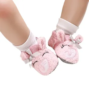 Adorables zapatos de bebé de elefante rosa con suela blanda para el calor del invierno.
