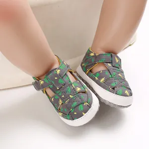 Detailweergave van ademende babyloopsandalen met zachte zool en bladprint