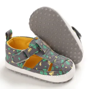 Detail van baby wandelsandaal met zachte antislipzool en bladpatroon print