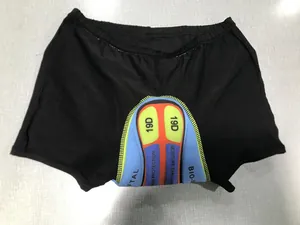 Primer plano detallado del acolchado de silicona 19D en ropa interior de ciclismo