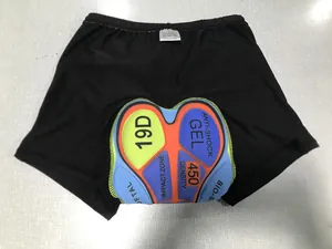 Detalle de la almohadilla de gel antigolpes 19D en culotte de ciclismo transpirable.