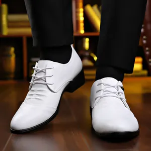 Scarpe rialzate bianche da uomo in morbida pelle con lacci per cerimonie e matrimoni