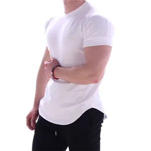 Primo piano di una t-shirt a compressione bianca da uomo per fitness e palestra