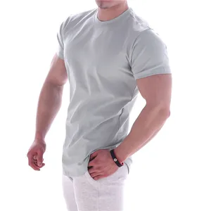 Dettaglio di una maglietta sportiva slim fit ad asciugatura rapida da uomo grigia