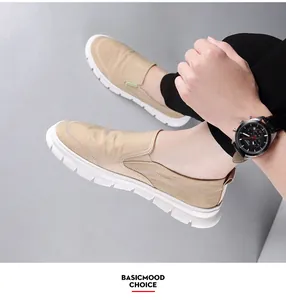 Detailansicht der beigen, atmungsaktiven Herren-Slipper mit leichter weißer Sohle.