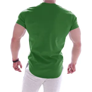 Vista dettagliata posteriore della maglietta sportiva verde aderente da uomo per il fitness
