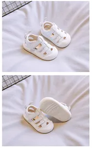 Detail van witte peutersandalen met zachte antislipzool en een ademend ontwerp