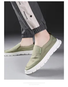Detailansicht der atmungsaktiven olivgrünen Slipper für Herren mit EVA-Schaumsohle.
