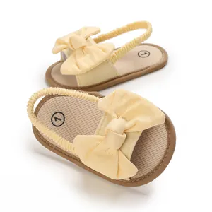 Sandalias amarillas de primeros pasos con suela blanda, lazo y malla mesh