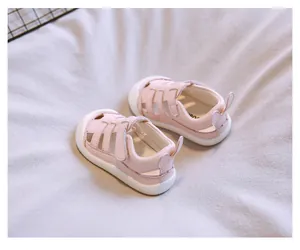 Detailopname van roze peutersandalen met ademend opengewerkt design en zachte zolen