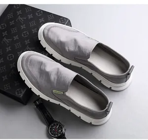 Detailansicht der grauen, atmungsaktiven Herren-Slipper mit weicher weißer Sohle