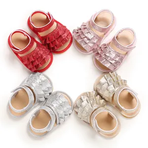Glitzernde Baby-Lauflernsandalen in Rot, Rosa, Silber und Gold mit Rüschen im Detail