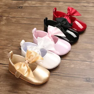 Vista detallada de zapatos para bebé niña en charol con grandes lazos de satén en cinco colores vivos