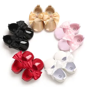 Vista detallada de zapatos de princesa para bebé con lazo en cinco colores vivos