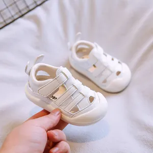 Witte ademende baby sandalen met zachte antislip zool voor peuters van 0-3 jaar oud