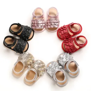 Auswahl an glitzernden Baby-Lauflern-Sandalen mit süßen Rüschen und rutschfester Sohle
