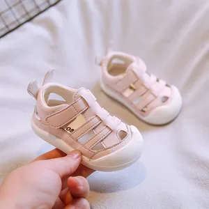 Zachte antislip baby loopsandalen voor baby's in een schattig roze leren ontwerp