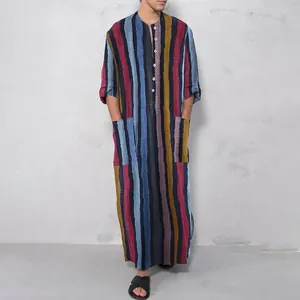 Ganzkörperansicht eines traditionellen gestreiften Herren-Kaftans mit praktischen Taschen