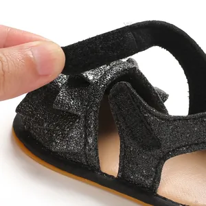 Detailansicht der schwarzen Glitzer-Babysandale mit praktischem Klettverschluss zum Verstellen