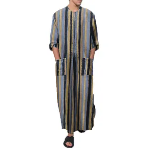 Traditionelles Herren-Langarmgewand mit blau-gelben Streifen in voller Länge präsentiert.