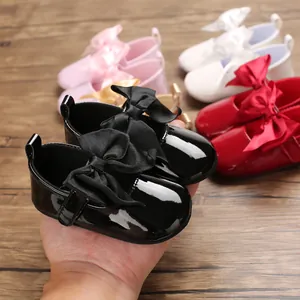 Selección de zapatos de charol brillante para bebé niña con lazos en varios colores