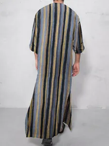 Detailansicht der Rückseite eines gestreiften Herren-Kaftans mit langen Ärmeln und Schlitzen.