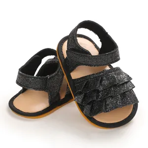 Detailansicht der schwarzen Glitzer-Babysandalen mit eleganten dreifachen Rüschenschichten