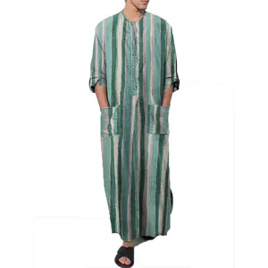 Ganzkörperansicht eines gestreiften Herren-Kaftans in Grün und Grau mit langen Ärmeln.