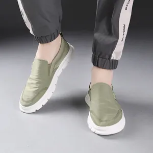 Atmungsaktive Herren-Slipper aus Eisseide mit weicher Sohle in Salbeigrün-Farbe.