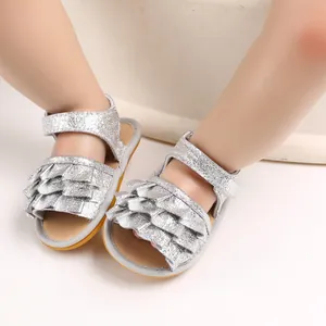 Nahaufnahme silberner Babysandalen mit Glitzertextur und elegantem Rüschendetail