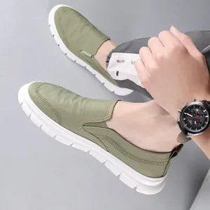 Lässige Herren-Slipper aus atmungsaktivem grünem Stoff mit weicher weißer Sohle