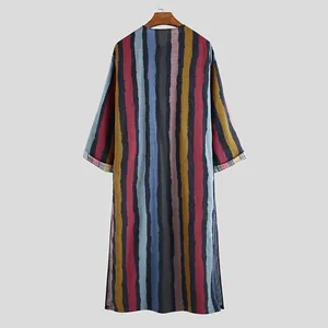 Rückenansicht des langärmeligen gestreiften Herren-Kaftans im traditionellen Stil