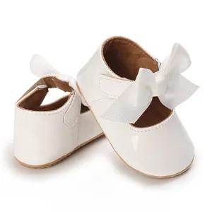 Elegante weiße Lackleder-Babyschuhe für Mädchen mit großer Schleife und weicher Gummisohle
