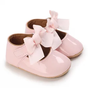 Detail von rosa Lackleder Baby Schuhen mit großer Schleife und weicher, rutschfester Sohle