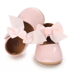 Detaillierte Ansicht rosa Baby-Prinzessinenschuhe mit großen Schleifen und weichen Gummisohlen