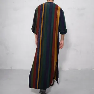 Detail-Rückansicht eines traditionellen Herren-Kaftans mit bunten vertikalen Streifen.
