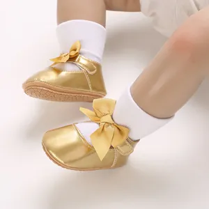 Detailansicht goldene Baby-Lauflernschuhe mit Schleife und weicher Sohle