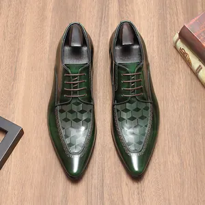 Bovenaanzicht van stijlvolle groene leren schoenen met puntige neus en geometrisch