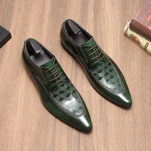 Gedetailleerd overzicht van groene leren schoenen met lasergeëtste 3D geometrische patronen