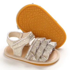 Detailansicht der glitzernden goldenen Babysandalen mit rutschfester Gummisohle