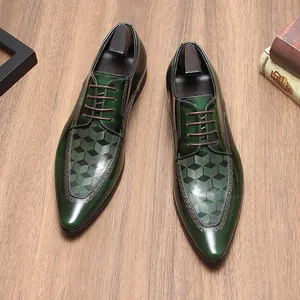 Elegante groene herenlederen schoenen met een uniek 3D-geometrisch patroon snijwerk