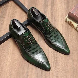 Detailweergave van groene leren herenschoenen met lasergegraveerde 3D-patronen
