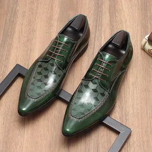 Gedetailleerd overzicht van groene zakelijke schoenen met lasergesneden geometrisch patroon