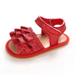Nahaufnahme rote Glitzer Babysandalen mit Rüschendetails und rutschfester Gummisohle
