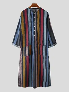 Traditionelles Herren Kaftan Thobe Gewand mit langen Ärmeln und vertikalem Streifenmuster