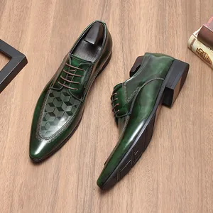 Detailopname van groene leren schoenen met unieke lasergegraveerde kubuspatronen